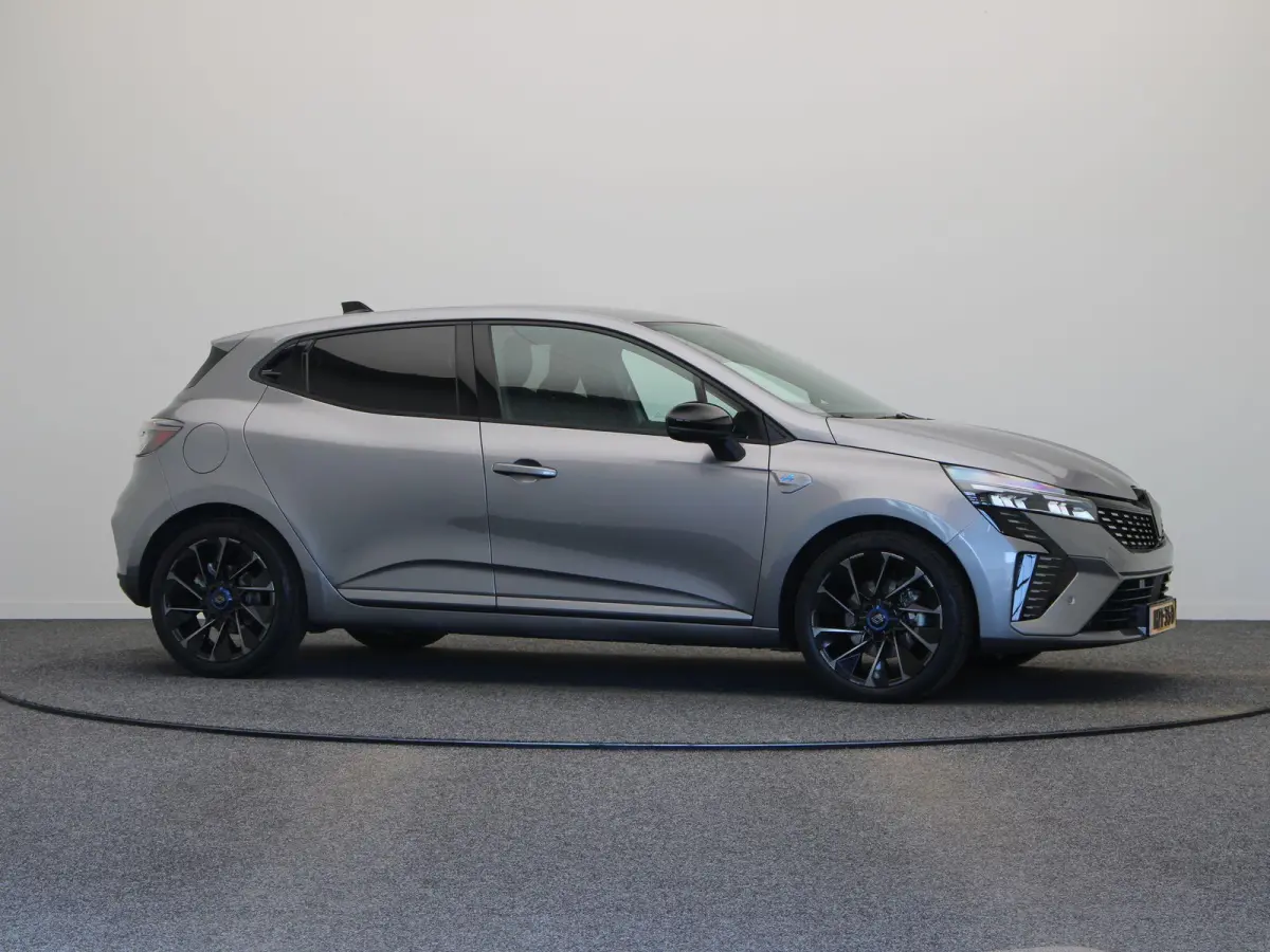 1.6 E-Tech Full Hybrid 145 esprit Alpine Stoelverwarming | Sportstoelen | Climate control | Dode hoek detectie | Parkeersensoren voor en achter |