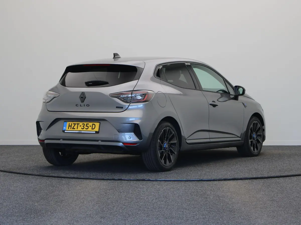 1.6 E-Tech Full Hybrid 145 esprit Alpine Stoelverwarming | Sportstoelen | Climate control | Dode hoek detectie | Parkeersensoren voor en achter |