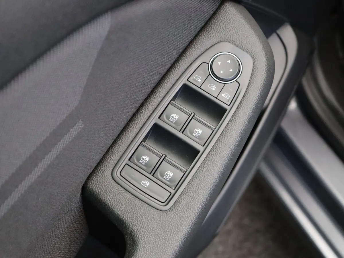 1.6 E-Tech Full Hybrid 145 esprit Alpine Stoelverwarming | Sportstoelen | Climate control | Dode hoek detectie | Parkeersensoren voor en achter |