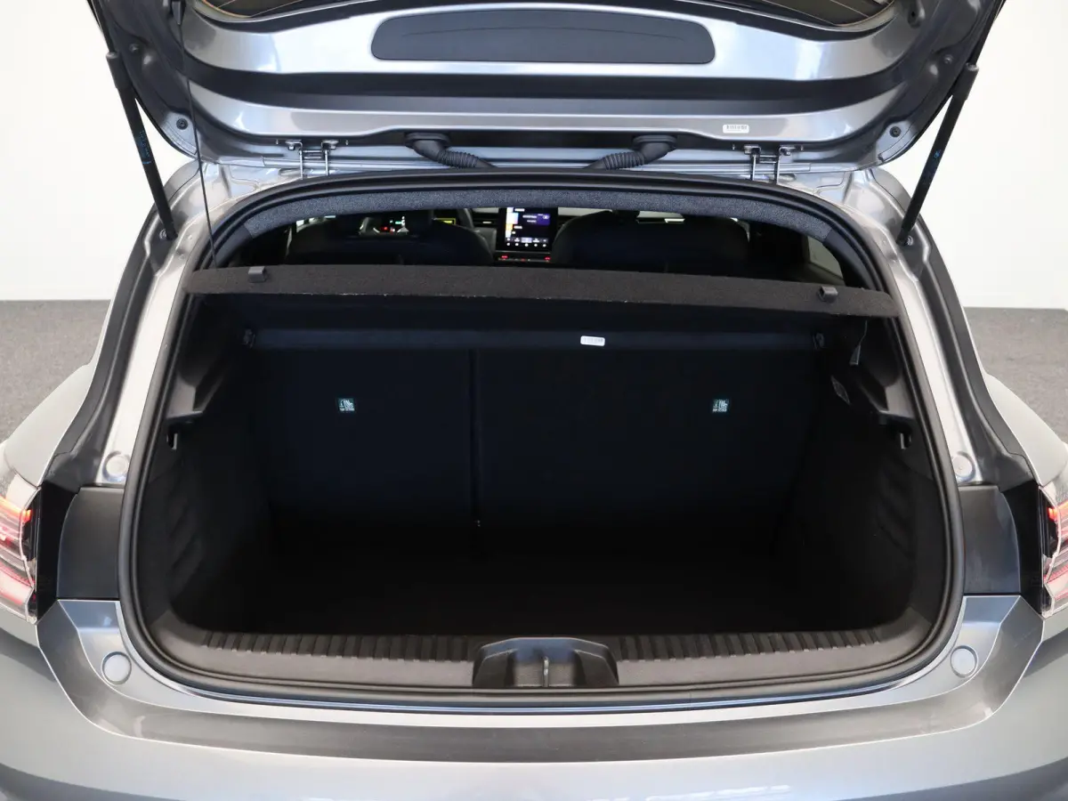 1.6 E-Tech Full Hybrid 145 esprit Alpine Stoelverwarming | Sportstoelen | Climate control | Dode hoek detectie | Parkeersensoren voor en achter |