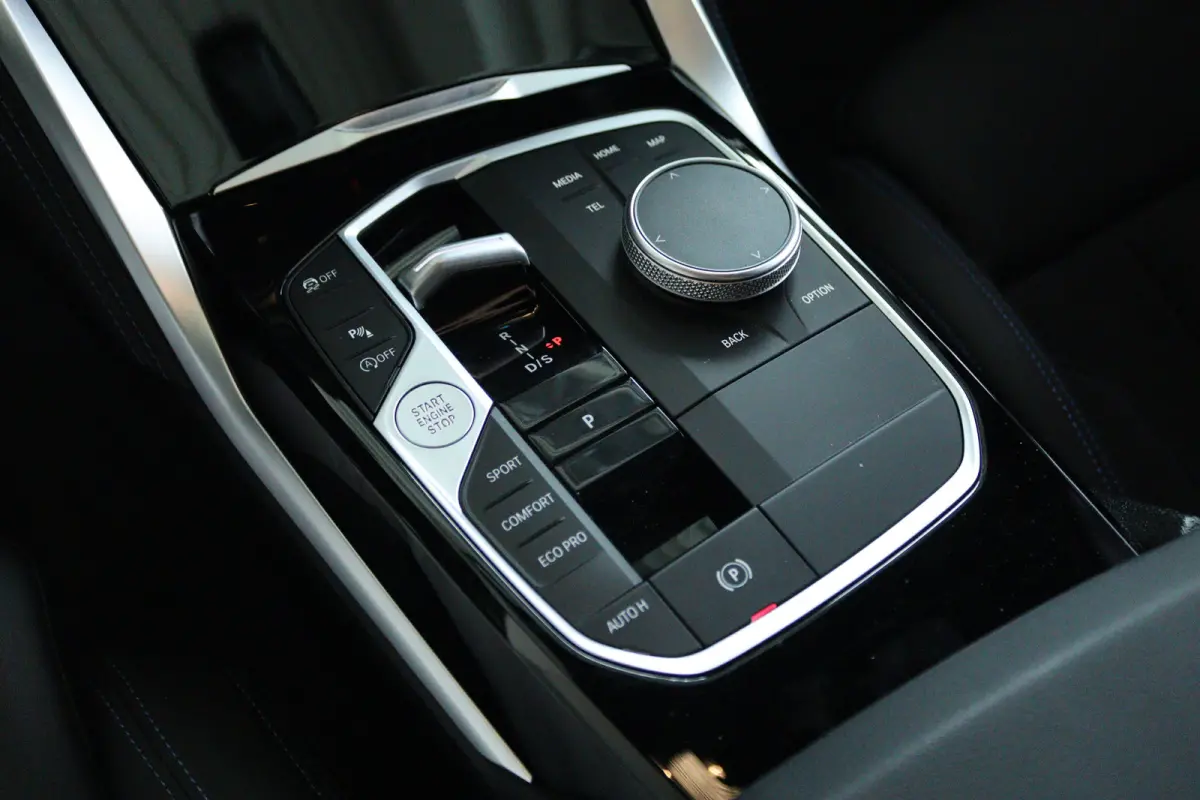 220i M-Sport | Cruise Control | Camera | Keyless | Stuur+Stoelverwarming | Widescreen | HiFi | 19 Inch | Navi | Carplay