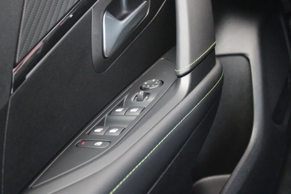 1.2 Hybrid 145PK AUTOMAAT GT | CAMERA VOOR + ACHTER | NAVIGATIE | DRAADLOZE APPLE CARPLAY/ANDROID AUTO | FULL LED KOPLAMPEN | LICHTMETALEN VELGEN 17" | DODEHOEK DETECTIE | DRAADLOZE TELEFOON