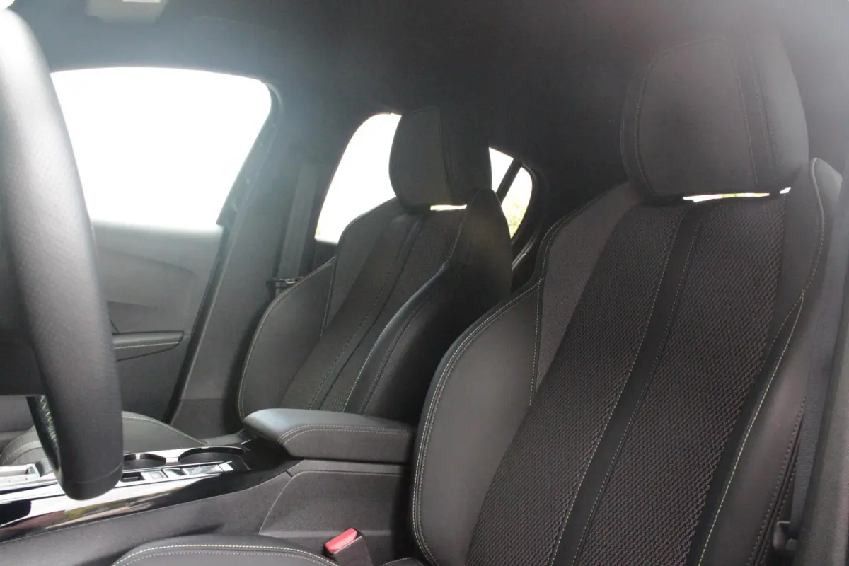 1.2 Hybrid 145PK AUTOMAAT GT | CAMERA VOOR + ACHTER | NAVIGATIE | DRAADLOZE APPLE CARPLAY/ANDROID AUTO | FULL LED KOPLAMPEN | LICHTMETALEN VELGEN 17" | DODEHOEK DETECTIE | DRAADLOZE TELEFOON