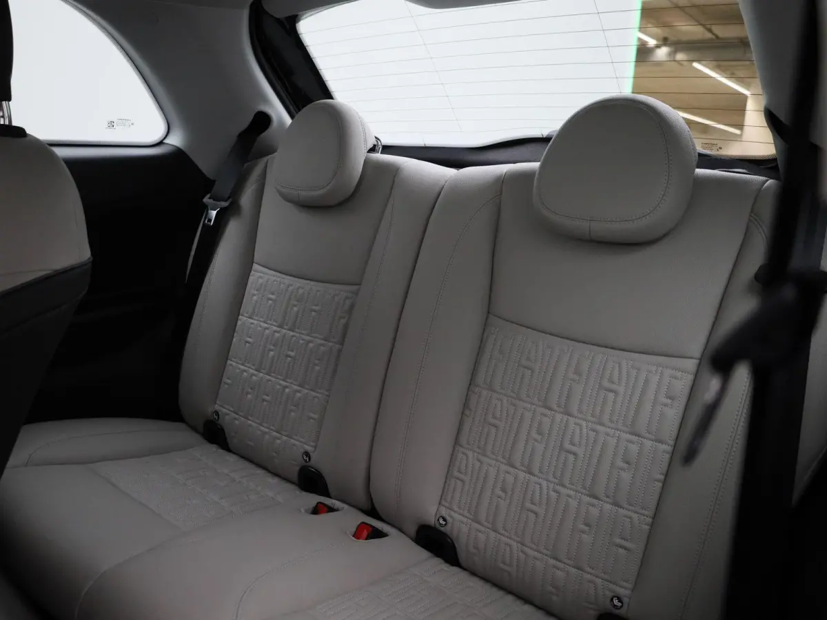 500e 42 kWh La Prima | CAMERA | PARKEERSENSOREN V+A | DODEHOEK DETECTIE | ADAPTIEF CRUISE CONTROL | KEYLESS |
