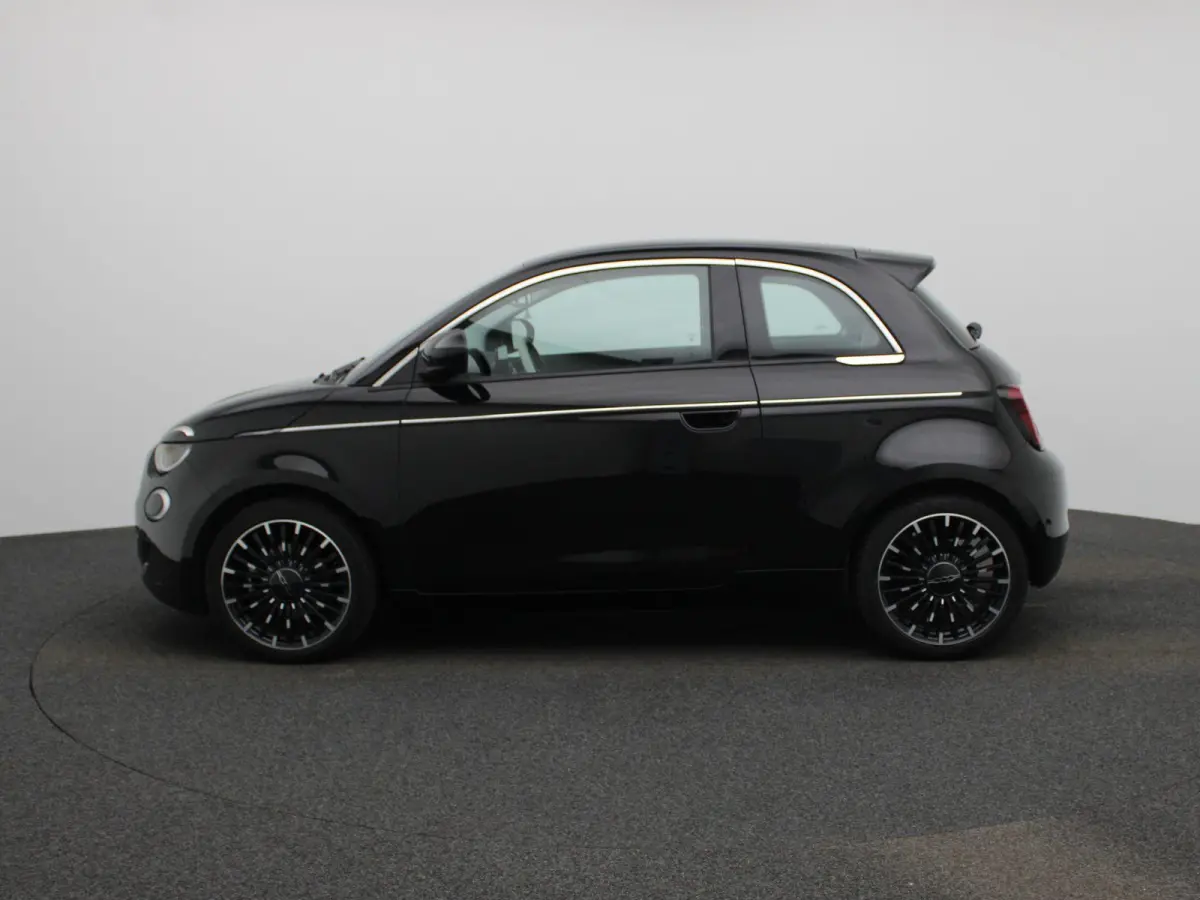 500e 42 kWh La Prima | CAMERA | PARKEERSENSOREN V+A | DODEHOEK DETECTIE | ADAPTIEF CRUISE CONTROL | KEYLESS |