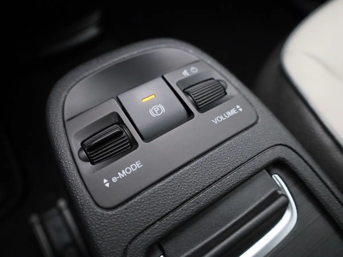 500e 42 kWh La Prima | CAMERA | PARKEERSENSOREN V+A | DODEHOEK DETECTIE | ADAPTIEF CRUISE CONTROL | KEYLESS |