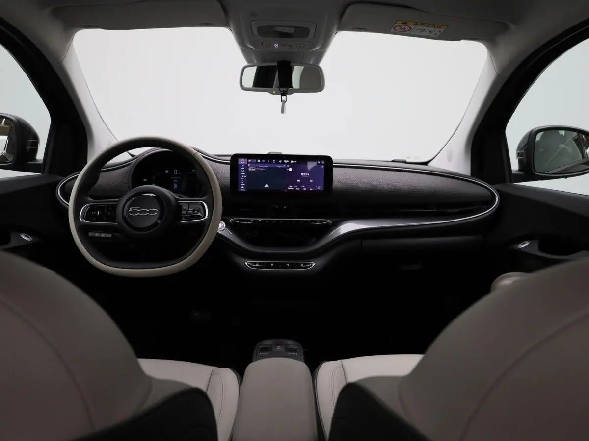 500e 42 kWh La Prima | CAMERA | PARKEERSENSOREN V+A | DODEHOEK DETECTIE | ADAPTIEF CRUISE CONTROL | KEYLESS |