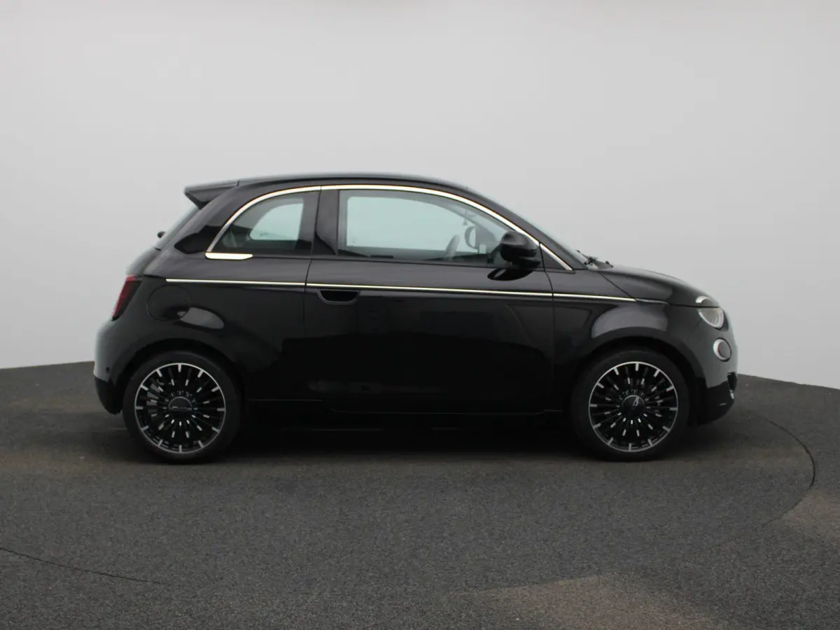 500e 42 kWh La Prima | CAMERA | PARKEERSENSOREN V+A | DODEHOEK DETECTIE | ADAPTIEF CRUISE CONTROL | KEYLESS |