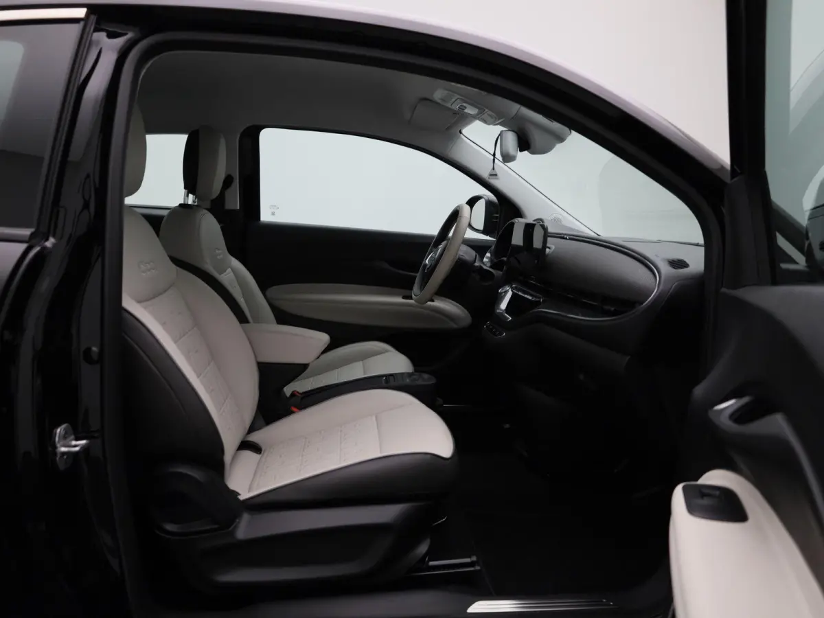 500e 42 kWh La Prima | CAMERA | PARKEERSENSOREN V+A | DODEHOEK DETECTIE | ADAPTIEF CRUISE CONTROL | KEYLESS |