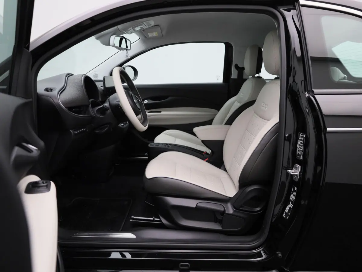 500e 42 kWh La Prima | CAMERA | PARKEERSENSOREN V+A | DODEHOEK DETECTIE | ADAPTIEF CRUISE CONTROL | KEYLESS |