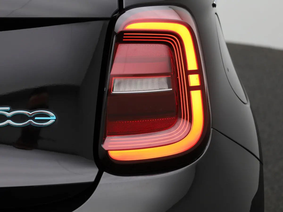500e 42 kWh La Prima | CAMERA | PARKEERSENSOREN V+A | DODEHOEK DETECTIE | ADAPTIEF CRUISE CONTROL | KEYLESS |