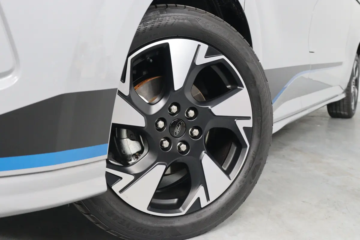 320 2.5 PHEV L2H1 Sport DC | Trekhaak | 360* Camera | Adaptieve Cruise Control | Stoel & Stuurverwarming | Navigatie | Dodehoek |