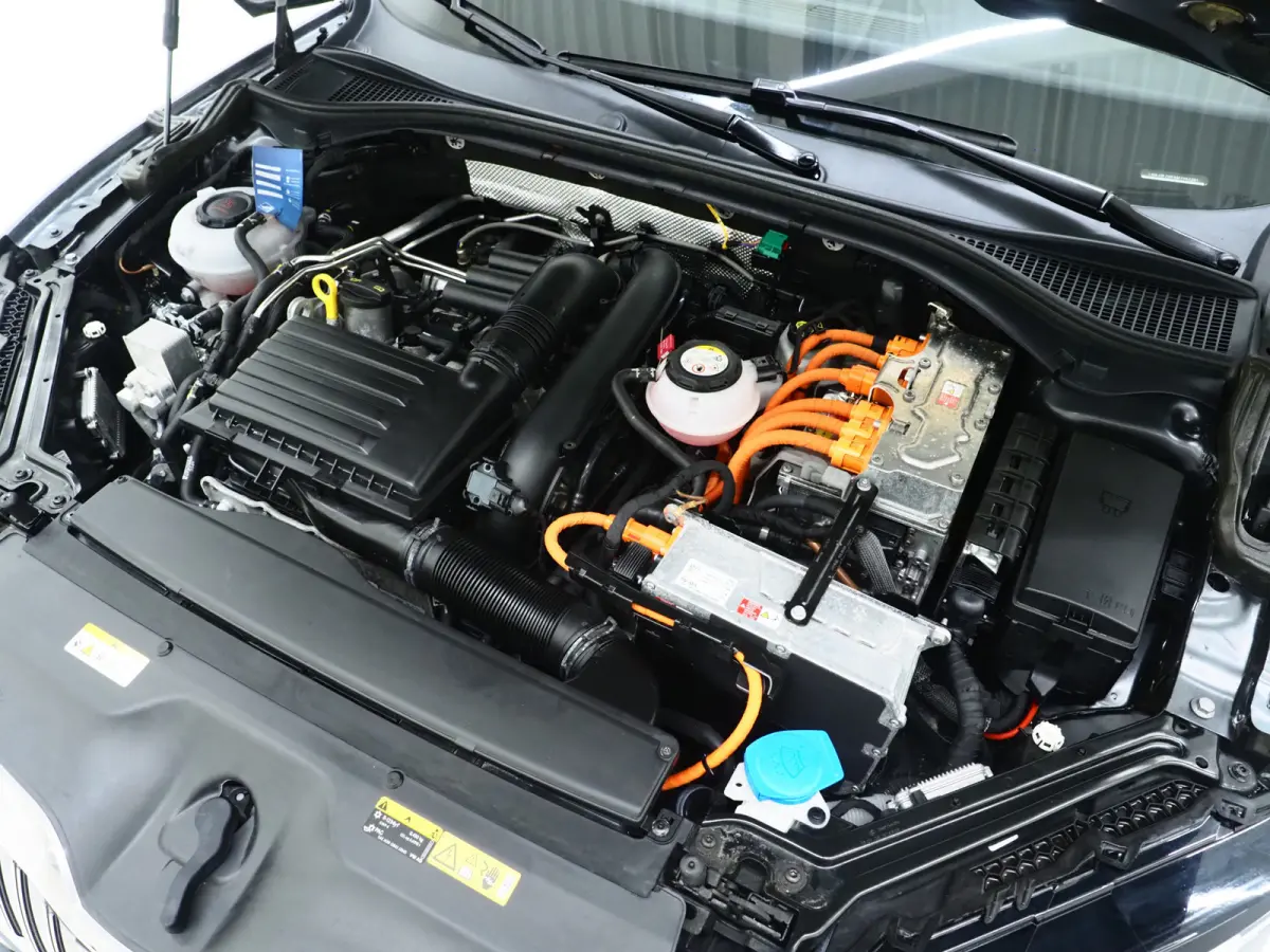 1.4 TSI iV Laurin & Klement | Panoramadak | Leder | Trekhaak | Massage | Camera | Keyless | Canton | Carplay