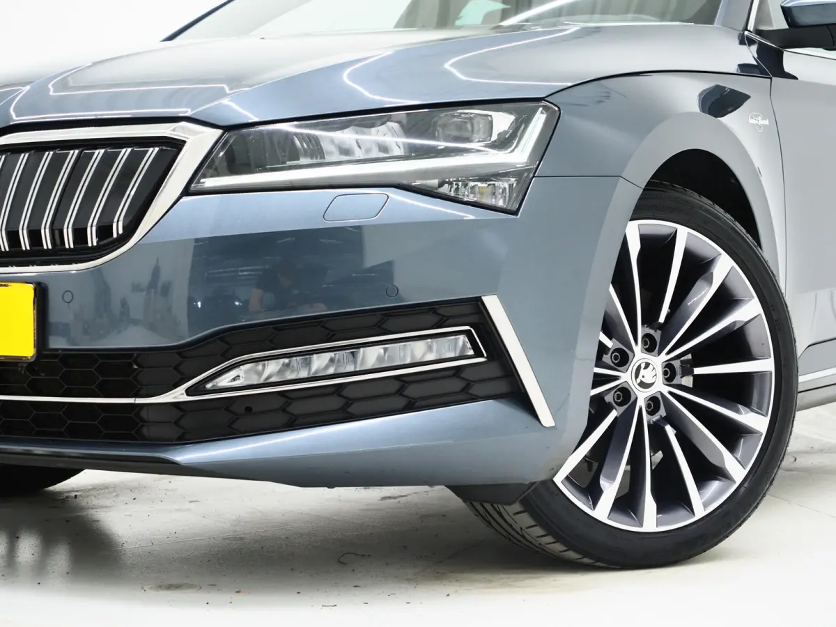 1.4 TSI iV Laurin & Klement | Panoramadak | Leder | Trekhaak | Massage | Camera | Keyless | Canton | Carplay