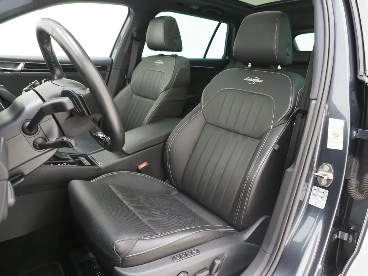 1.4 TSI iV Laurin & Klement | Panoramadak | Leder | Trekhaak | Massage | Camera | Keyless | Canton | Carplay