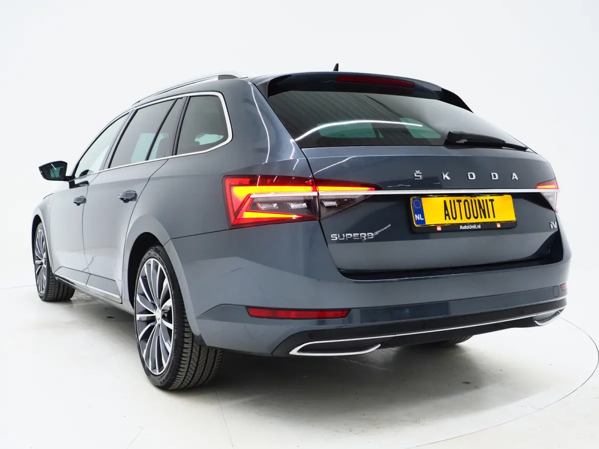 1.4 TSI iV Laurin & Klement | Panoramadak | Leder | Trekhaak | Massage | Camera | Keyless | Canton | Carplay