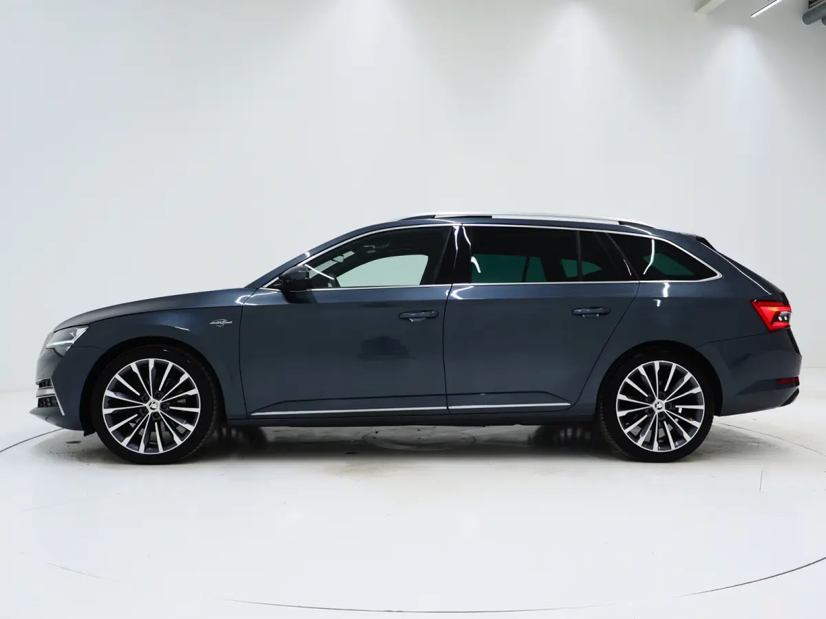 1.4 TSI iV Laurin & Klement | Panoramadak | Leder | Trekhaak | Massage | Camera | Keyless | Canton | Carplay