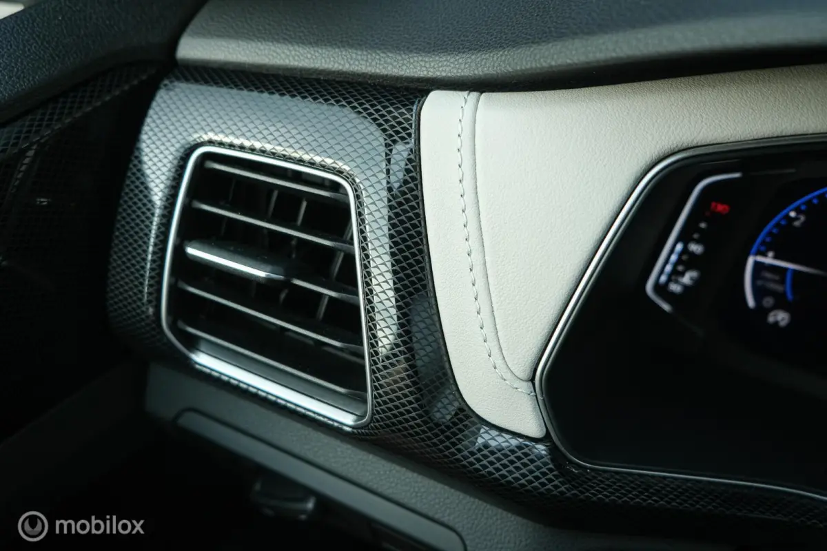 1.0 TSI Style | ACC | IQ-led | DAB | Sfeerverlichting | Leder details | Camera | 18 inch | Virtual Dash | Smokey Grey Metallic
