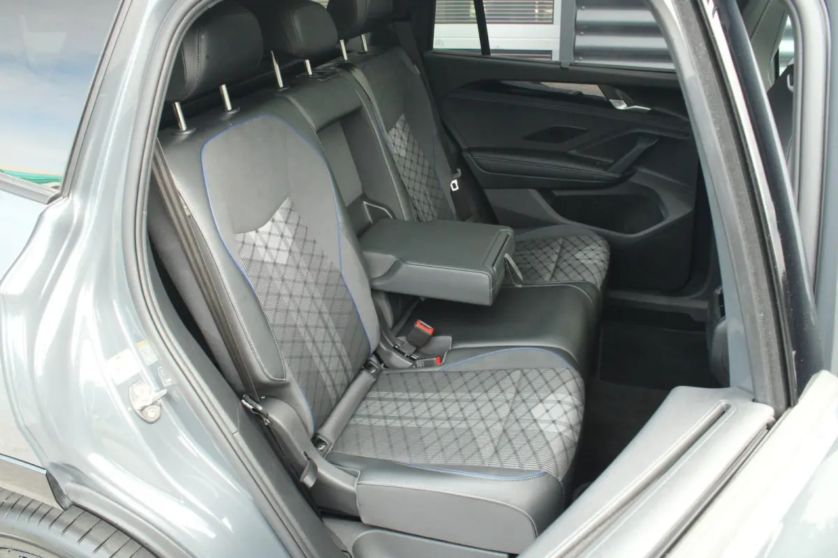 1.5 eHybrid 272pk DSG R-Line Edition | Trekhaak | Panoramadak | Dodehoek Assist | Stoel-/Achterbank & Voorruit Verwarming