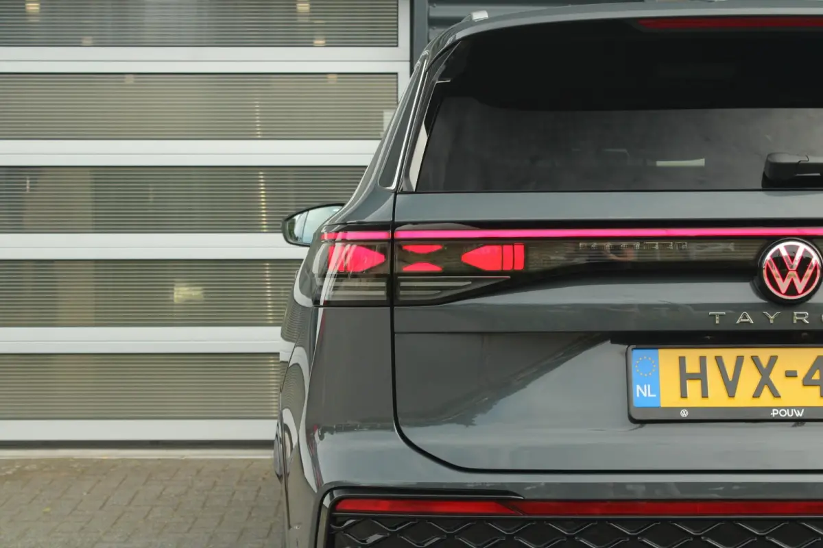 1.5 eHybrid 272pk DSG R-Line Edition | Trekhaak | Panoramadak | Dodehoek Assist | Stoel-/Achterbank & Voorruit Verwarming