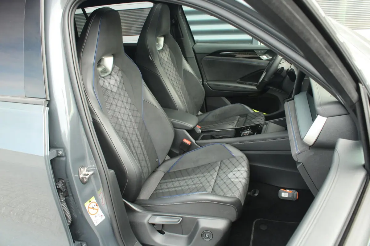 1.5 eHybrid 272pk DSG R-Line Edition | Trekhaak | Panoramadak | Dodehoek Assist | Stoel-/Achterbank & Voorruit Verwarming