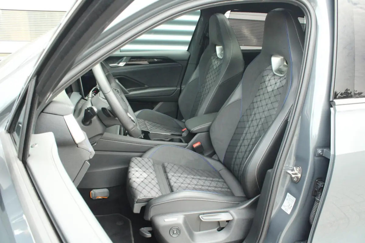 1.5 eHybrid 272pk DSG R-Line Edition | Trekhaak | Panoramadak | Dodehoek Assist | Stoel-/Achterbank & Voorruit Verwarming