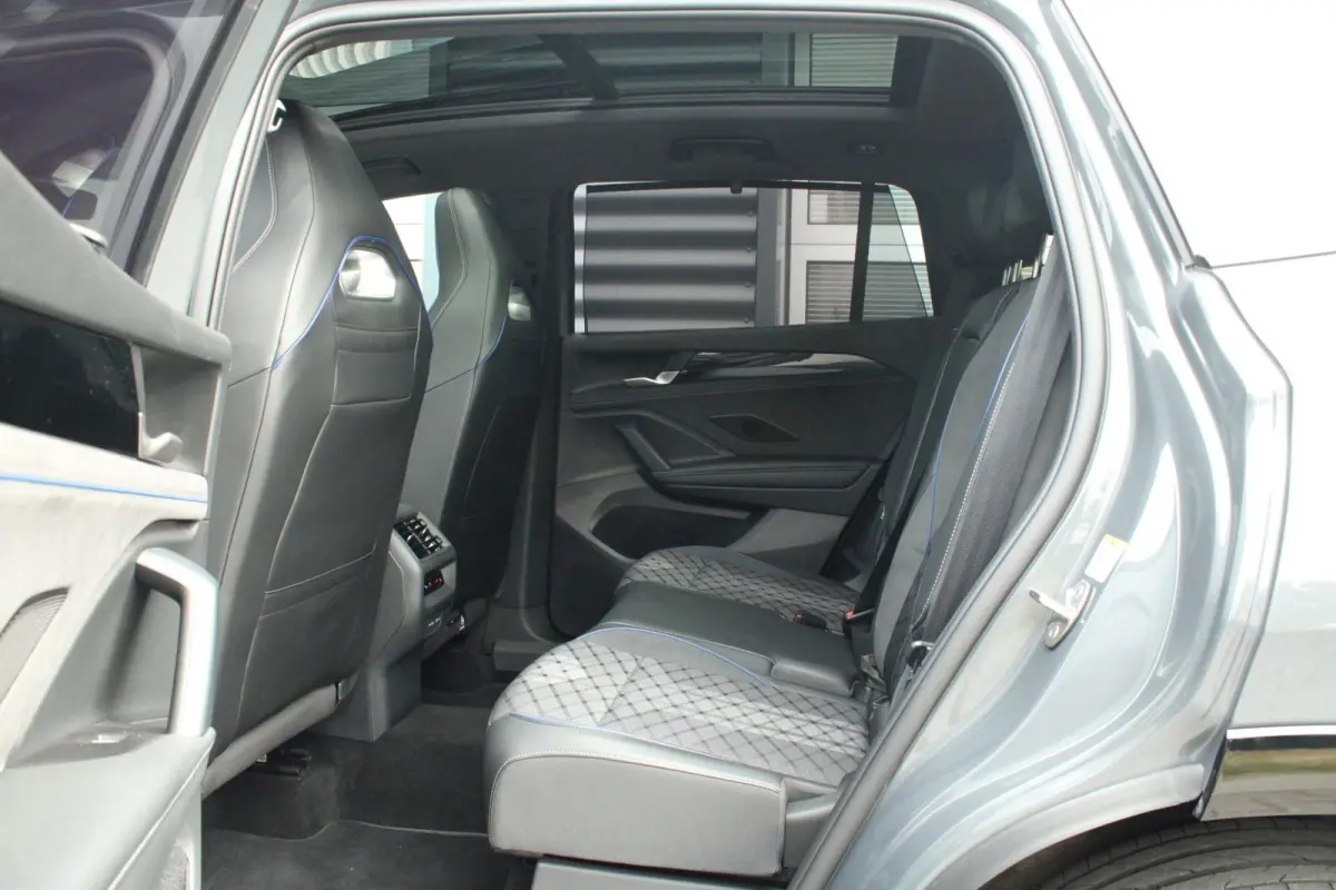 1.5 eHybrid 272pk DSG R-Line Edition | Trekhaak | Panoramadak | Dodehoek Assist | Stoel-/Achterbank & Voorruit Verwarming