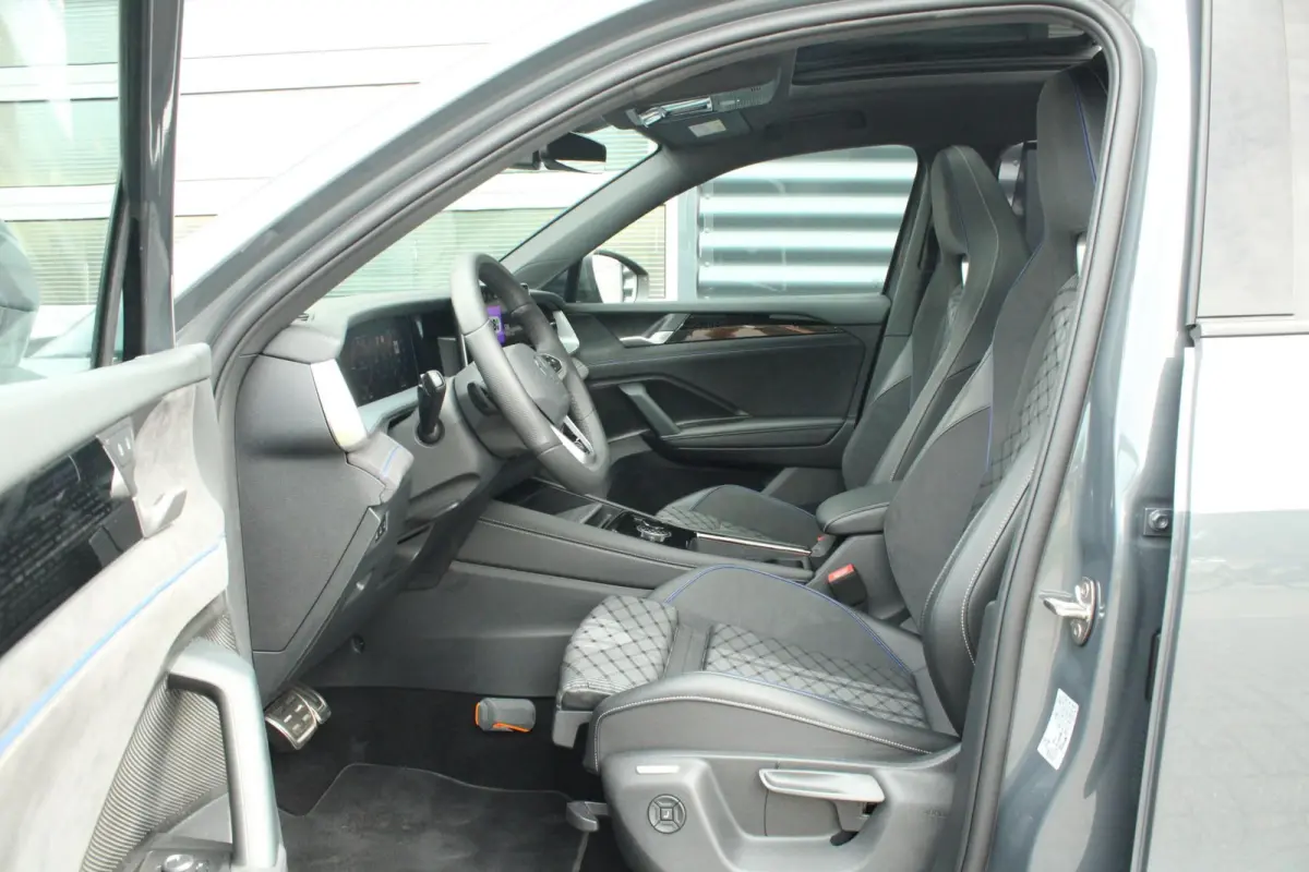 1.5 eHybrid 272pk DSG R-Line Edition | Trekhaak | Panoramadak | Dodehoek Assist | Stoel-/Achterbank & Voorruit Verwarming