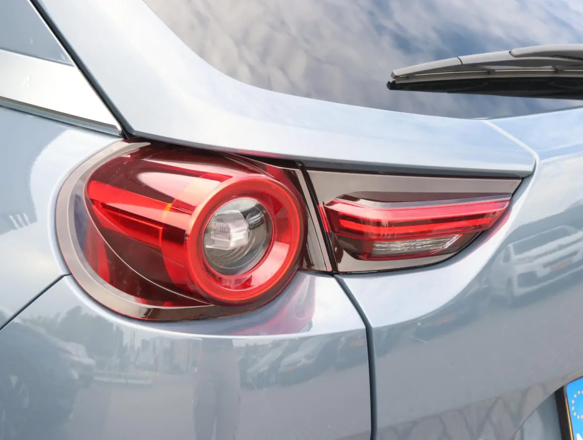 e-SkyActiv EV 145 Advantage 36 kWh Camera | ACCU 95% | Elektrisch verstelbare stoelen | LEER | Stoelverwarming | Navigatie | Climate Control Tweezeidig | Apple CarPlay & Android Auto