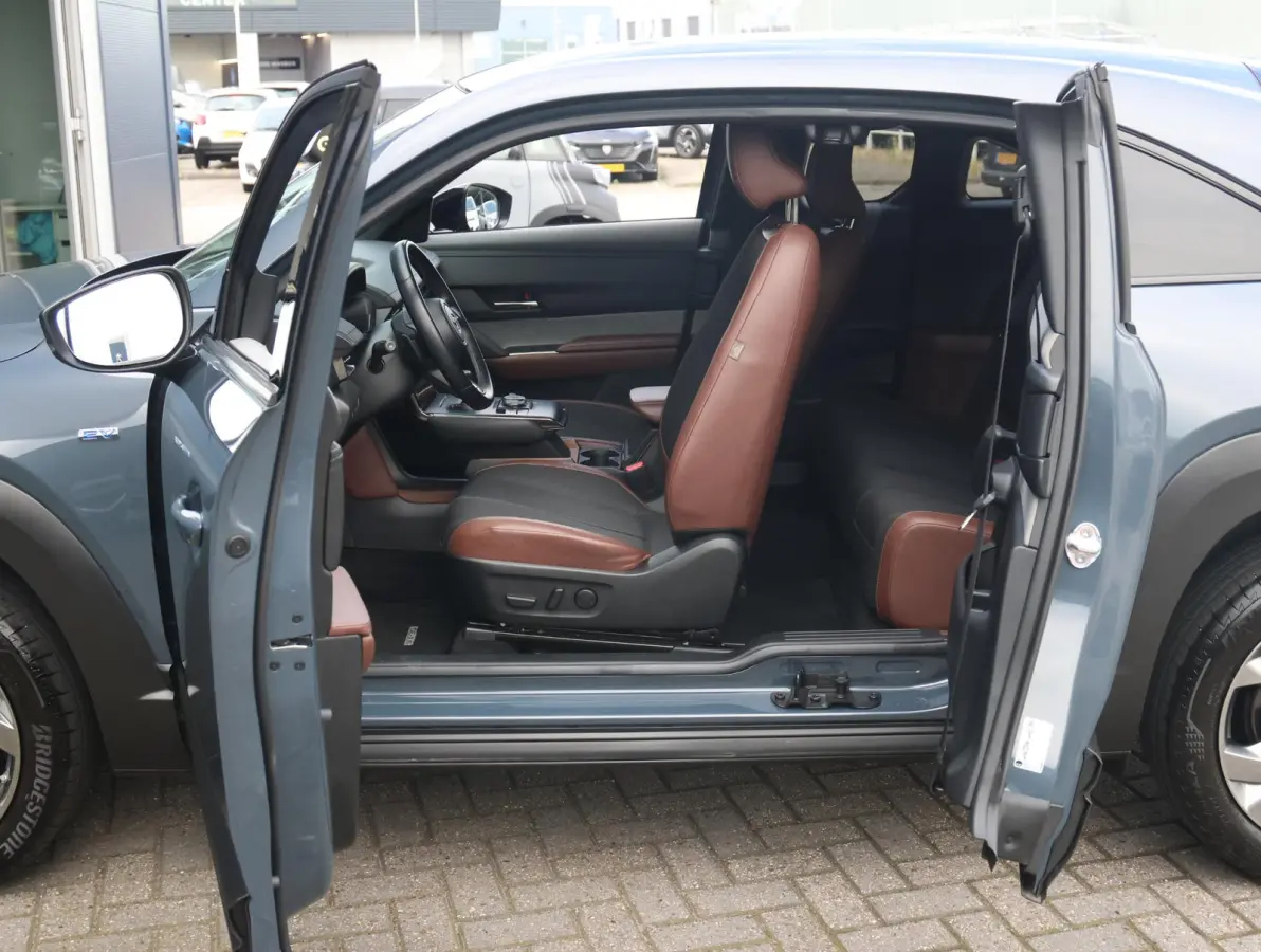 e-SkyActiv EV 145 Advantage 36 kWh Camera | ACCU 95% | Elektrisch verstelbare stoelen | LEER | Stoelverwarming | Navigatie | Climate Control Tweezeidig | Apple CarPlay & Android Auto