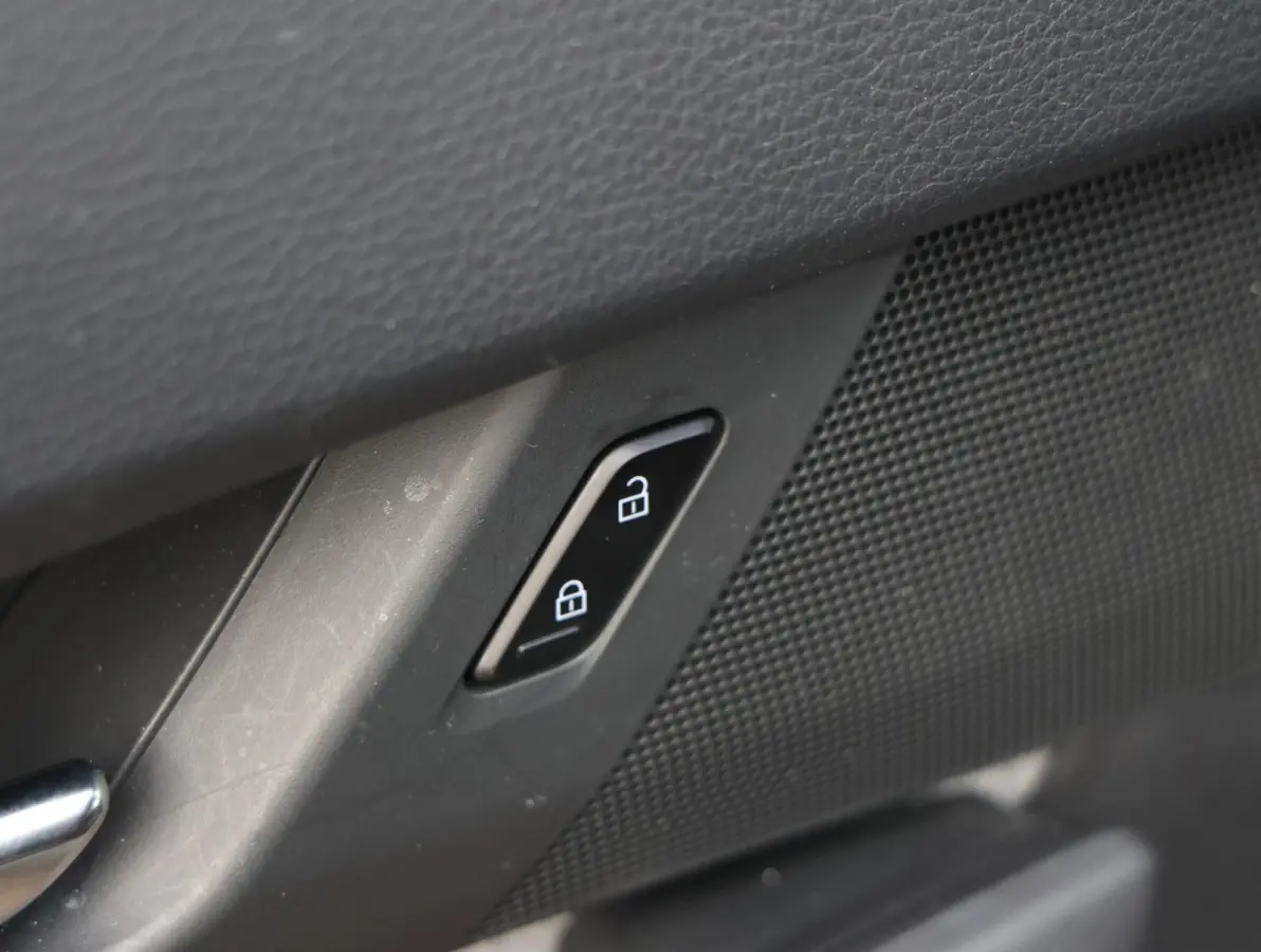 e-SkyActiv EV 145 Advantage 36 kWh Camera | ACCU 95% | Elektrisch verstelbare stoelen | LEER | Stoelverwarming | Navigatie | Climate Control Tweezeidig | Apple CarPlay & Android Auto