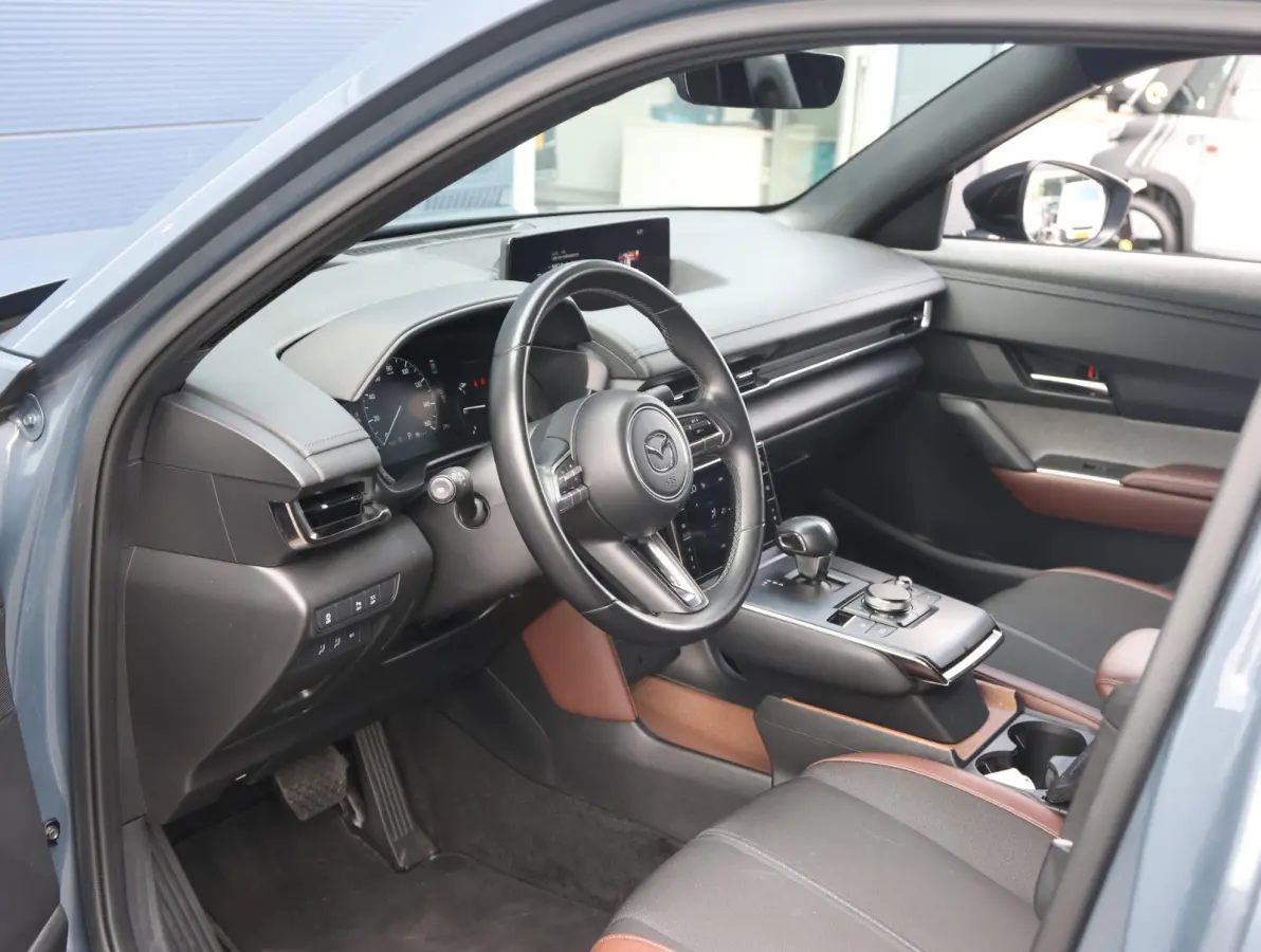 e-SkyActiv EV 145 Advantage 36 kWh Camera | ACCU 95% | Elektrisch verstelbare stoelen | LEER | Stoelverwarming | Navigatie | Climate Control Tweezeidig | Apple CarPlay & Android Auto