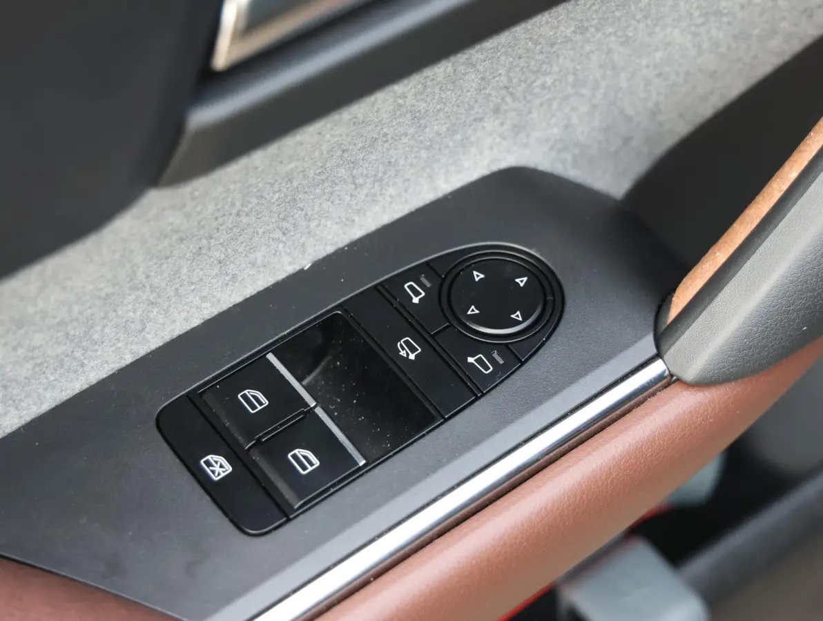 e-SkyActiv EV 145 Advantage 36 kWh Camera | ACCU 95% | Elektrisch verstelbare stoelen | LEER | Stoelverwarming | Navigatie | Climate Control Tweezeidig | Apple CarPlay & Android Auto