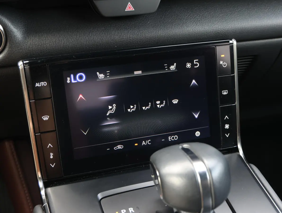 e-SkyActiv EV 145 Advantage 36 kWh Camera | ACCU 95% | Elektrisch verstelbare stoelen | LEER | Stoelverwarming | Navigatie | Climate Control Tweezeidig | Apple CarPlay & Android Auto