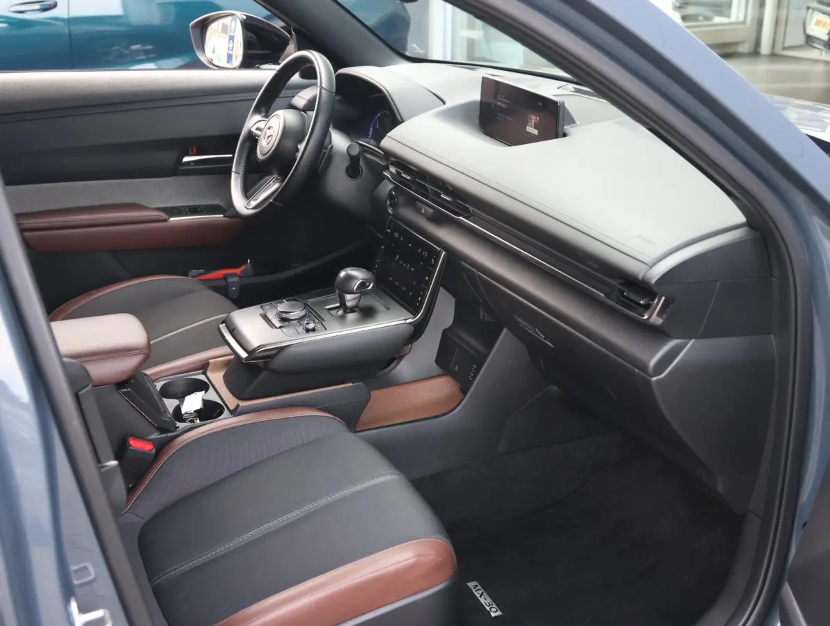 e-SkyActiv EV 145 Advantage 36 kWh Camera | ACCU 95% | Elektrisch verstelbare stoelen | LEER | Stoelverwarming | Navigatie | Climate Control Tweezeidig | Apple CarPlay & Android Auto