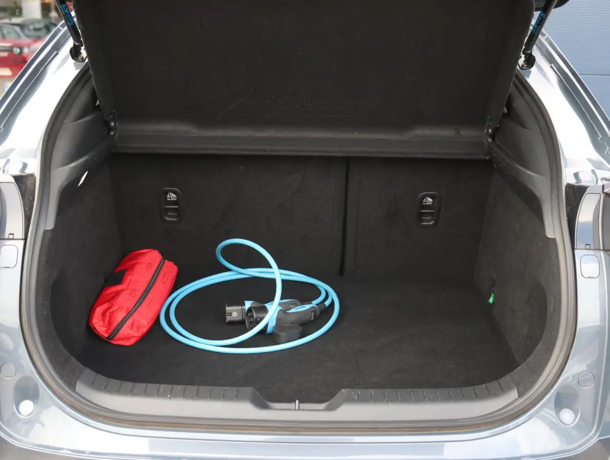 e-SkyActiv EV 145 Advantage 36 kWh Camera | ACCU 95% | Elektrisch verstelbare stoelen | LEER | Stoelverwarming | Navigatie | Climate Control Tweezeidig | Apple CarPlay & Android Auto