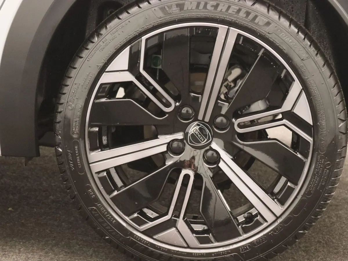 1.2 Turbo Hybrid HF Line 110pk | NAVI | 17'' Velgen | S.A.L.A. Pro | Parkeercamera |