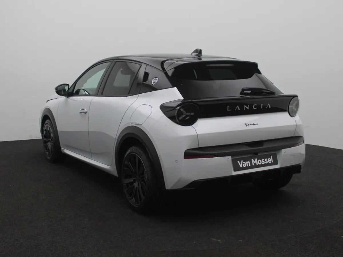 1.2 Turbo Hybrid HF Line 110pk | NAVI | 17'' Velgen | S.A.L.A. Pro | Parkeercamera |
