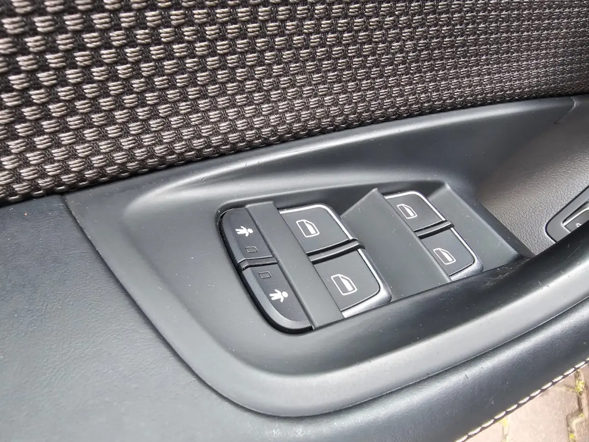 1.8 TFSI Ultra Advance Sport | Automaat | S-line | Navi | Elek. achterklep | Keyless | Sportstoelen | PDC voor + achter | Zwarte hemel |