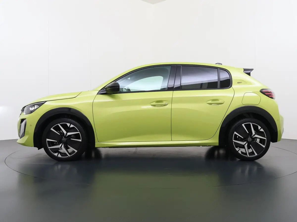 GT 110pk Hybrid Automaat | Navigatie | 360 camera | Cruise control adaptief | Keyless start | 17 inch lichtmetalen velgen | Apple Carplay en Android auto draadloos