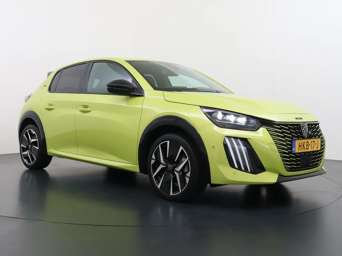 GT 110pk Hybrid Automaat | Navigatie | 360 camera | Cruise control adaptief | Keyless start | 17 inch lichtmetalen velgen | Apple Carplay en Android auto draadloos