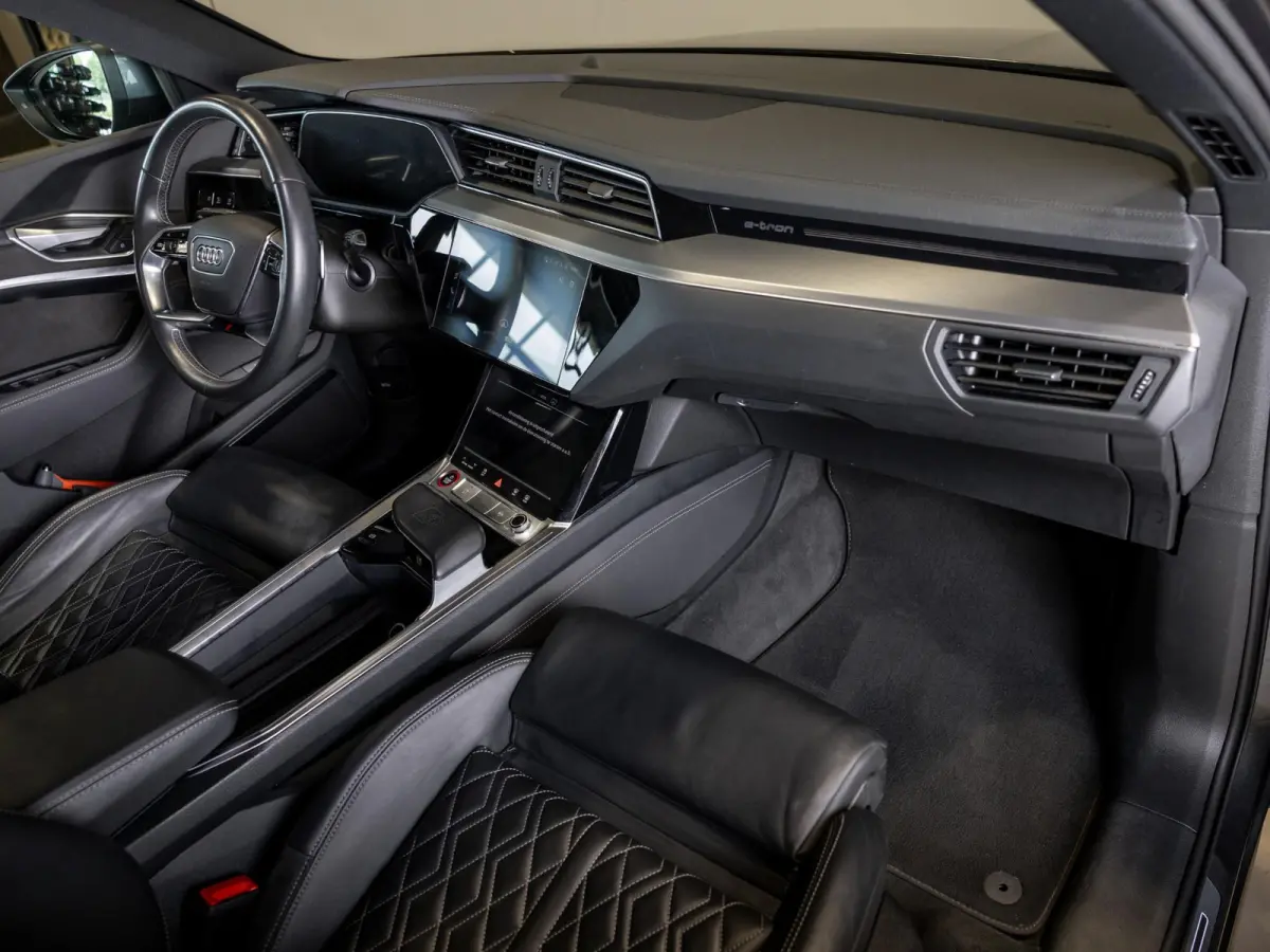 S quattro 95 kWh SOH 89% / 503pk / NAP / Panorama dak / Rondomzicht camera / Kuipstoelen /