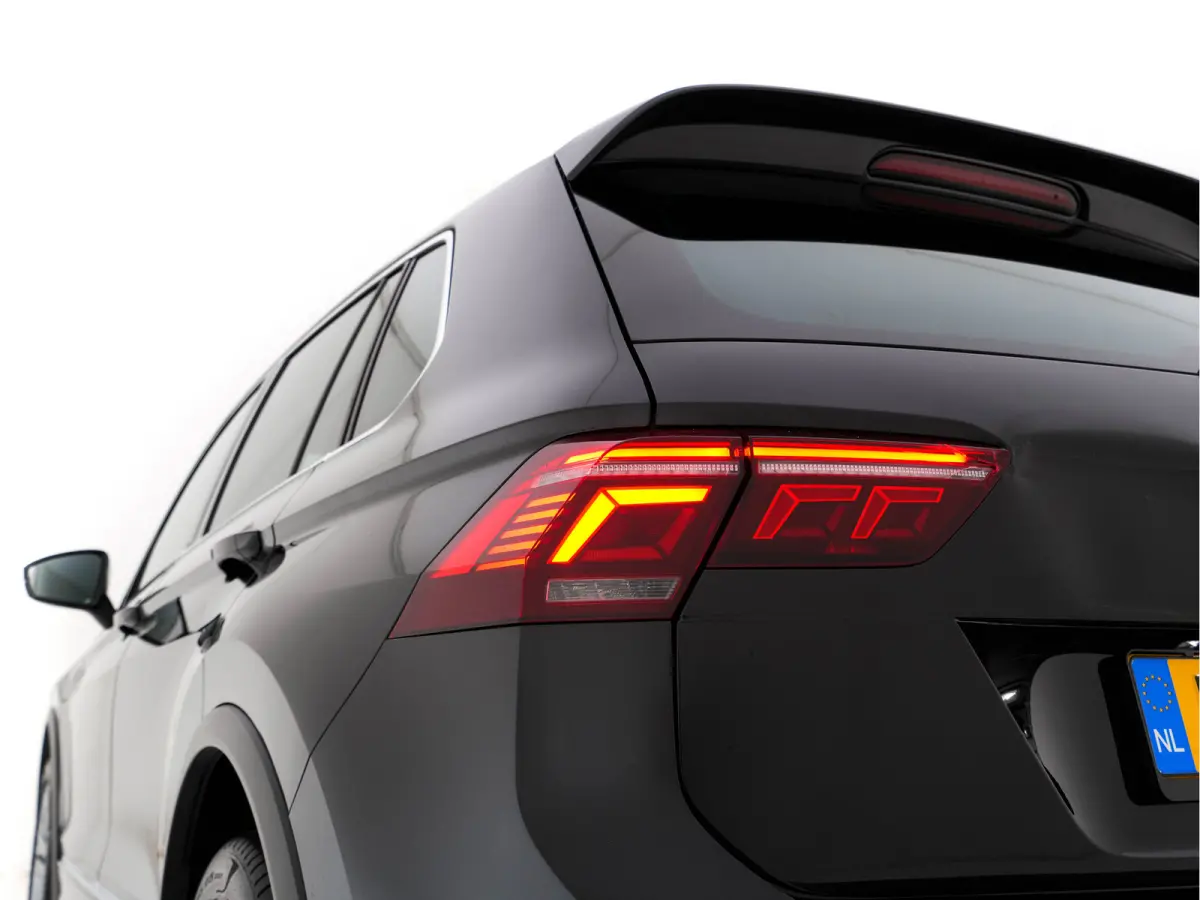1.4 TSI eHybrid R-Line Business+ (Plug-in) (INCL-BTW) Aut. *LEATHER-FABRIC | FULL-LED | ADAPTIVE-CRUISE | CAMERA | DIGI-COCKPIT | KEYLESS | PRIVACY-GLASS | SPORTSEATS | SHIFTPADDLES | NAVI-F