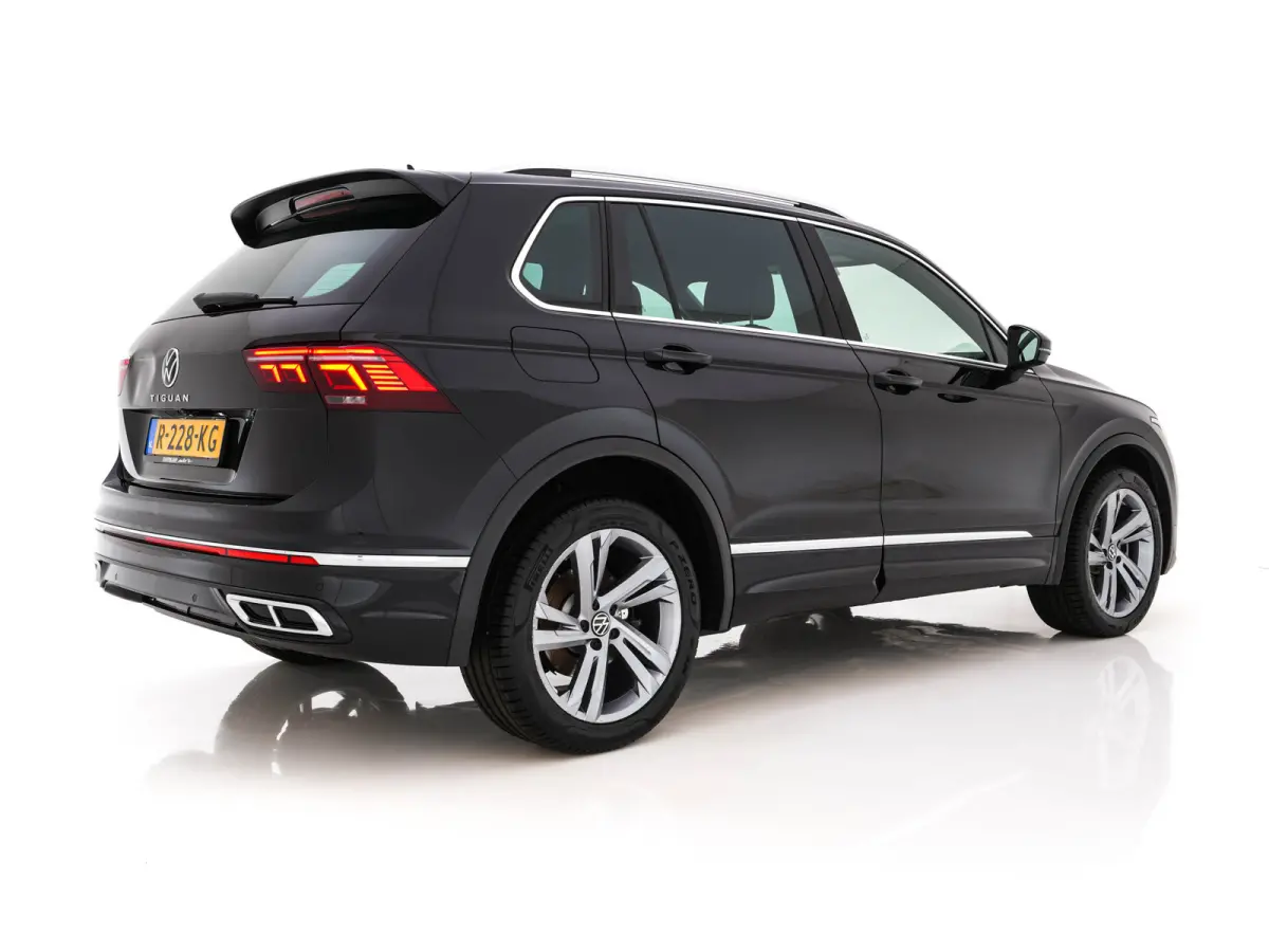 1.4 TSI eHybrid R-Line Business+ (Plug-in) (INCL-BTW) Aut. *LEATHER-FABRIC | FULL-LED | ADAPTIVE-CRUISE | CAMERA | DIGI-COCKPIT | KEYLESS | PRIVACY-GLASS | SPORTSEATS | SHIFTPADDLES | NAVI-F