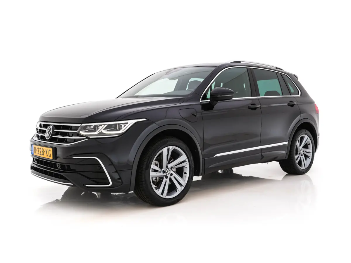 1.4 TSI eHybrid R-Line Business+ (Plug-in) (INCL-BTW) Aut. *LEATHER-FABRIC | FULL-LED | ADAPTIVE-CRUISE | CAMERA | DIGI-COCKPIT | KEYLESS | PRIVACY-GLASS | SPORTSEATS | SHIFTPADDLES | NAVI-F