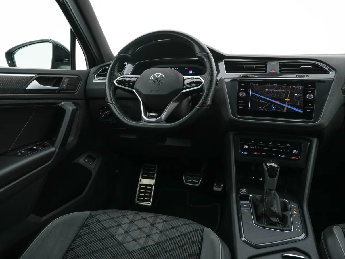 1.4 TSI eHybrid R-Line Business+ (Plug-in) (INCL-BTW) Aut. *LEATHER-FABRIC | FULL-LED | ADAPTIVE-CRUISE | CAMERA | DIGI-COCKPIT | KEYLESS | PRIVACY-GLASS | SPORTSEATS | SHIFTPADDLES | NAVI-F