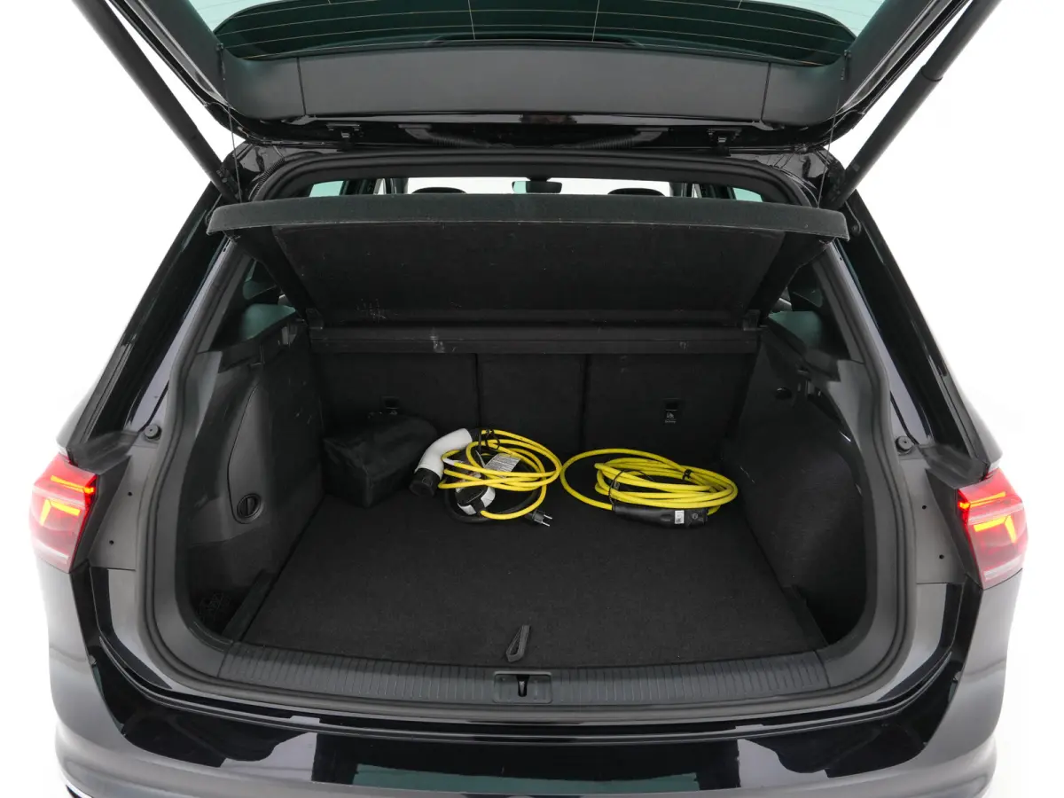 1.4 TSI eHybrid R-Line Business+ (Plug-in) (INCL-BTW) Aut. *LEATHER-FABRIC | FULL-LED | ADAPTIVE-CRUISE | CAMERA | DIGI-COCKPIT | KEYLESS | PRIVACY-GLASS | SPORTSEATS | SHIFTPADDLES | NAVI-F