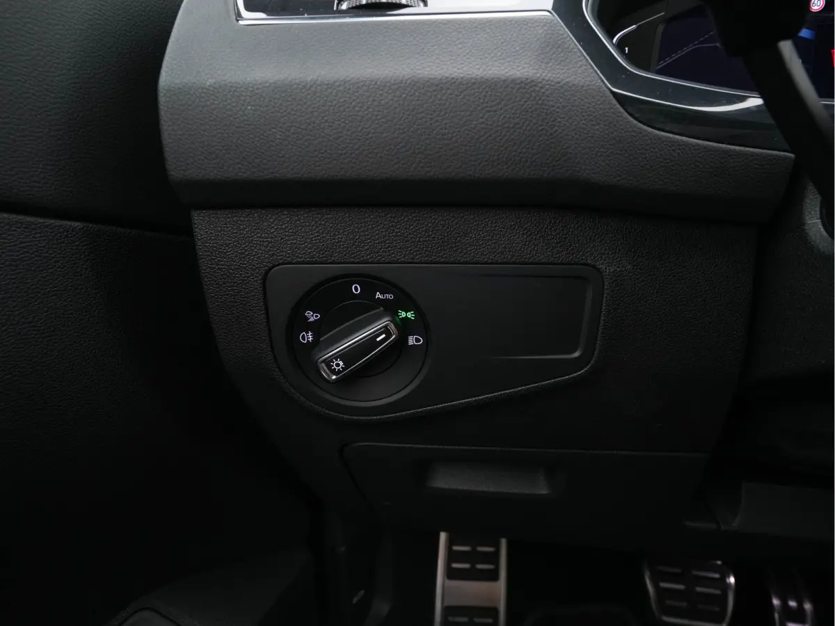 1.4 TSI eHybrid R-Line Business+ (Plug-in) (INCL-BTW) Aut. *LEATHER-FABRIC | FULL-LED | ADAPTIVE-CRUISE | CAMERA | DIGI-COCKPIT | KEYLESS | PRIVACY-GLASS | SPORTSEATS | SHIFTPADDLES | NAVI-F