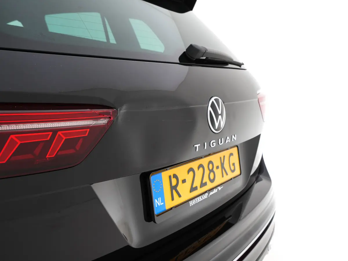 1.4 TSI eHybrid R-Line Business+ (Plug-in) (INCL-BTW) Aut. *LEATHER-FABRIC | FULL-LED | ADAPTIVE-CRUISE | CAMERA | DIGI-COCKPIT | KEYLESS | PRIVACY-GLASS | SPORTSEATS | SHIFTPADDLES | NAVI-F