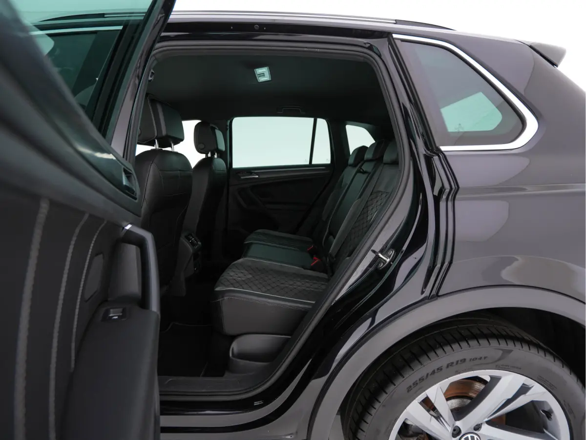 1.4 TSI eHybrid R-Line Business+ (Plug-in) (INCL-BTW) Aut. *LEATHER-FABRIC | FULL-LED | ADAPTIVE-CRUISE | CAMERA | DIGI-COCKPIT | KEYLESS | PRIVACY-GLASS | SPORTSEATS | SHIFTPADDLES | NAVI-F